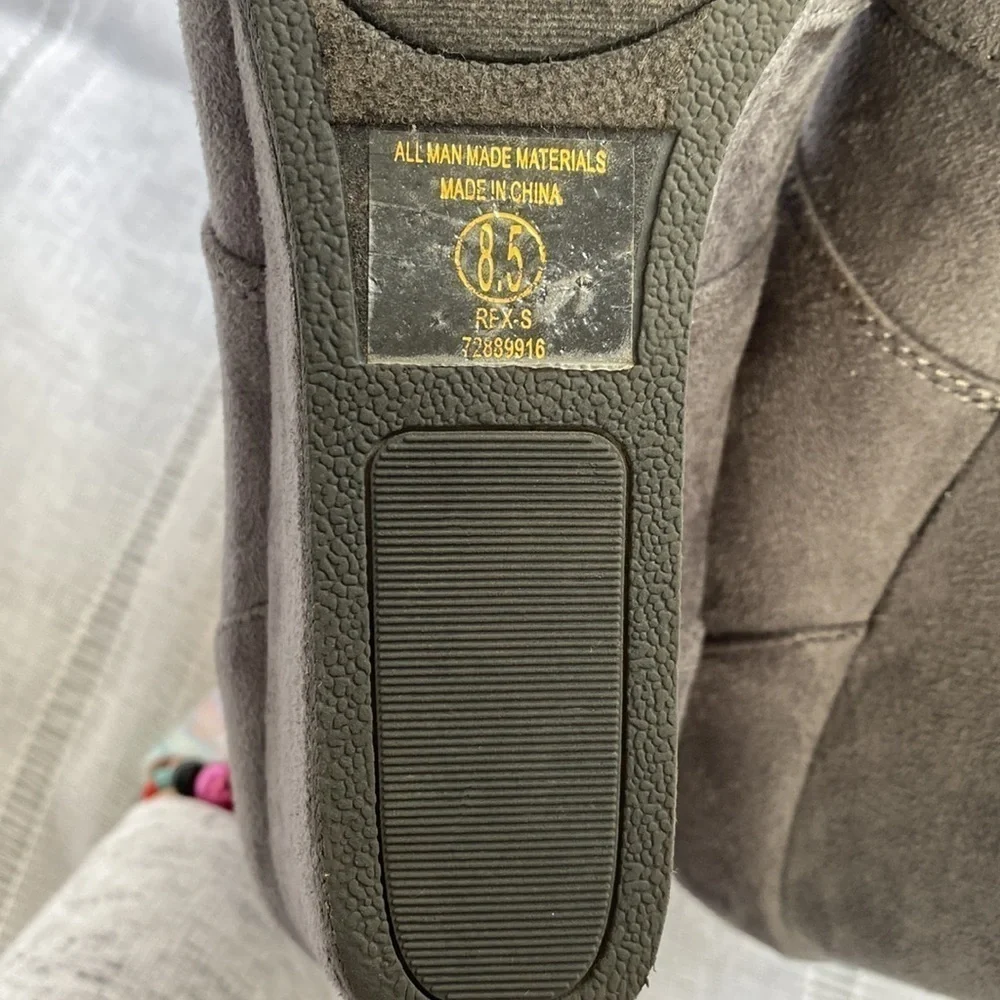Soda City soft gray Oxford laces booties.*